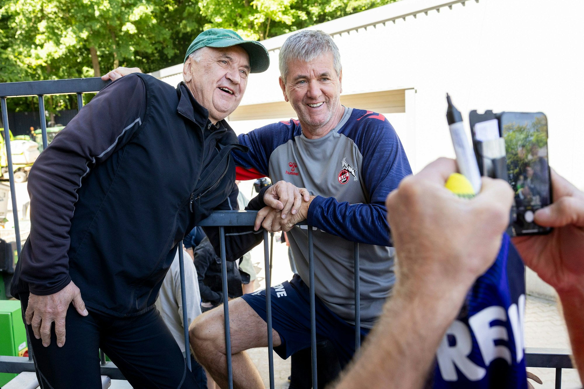 13.05.2025, Köln: FC-Fans beim öffentlichen Training des 1. FC Köln am Geißbockheim vor dem Aufstiegs-Endspiel am Wochenende.
FC-Spieler geben Autogramme.
Im Bild Friedhelm Funkel und FC-Fan
Klaus Fest.
Foto: Michael Bause