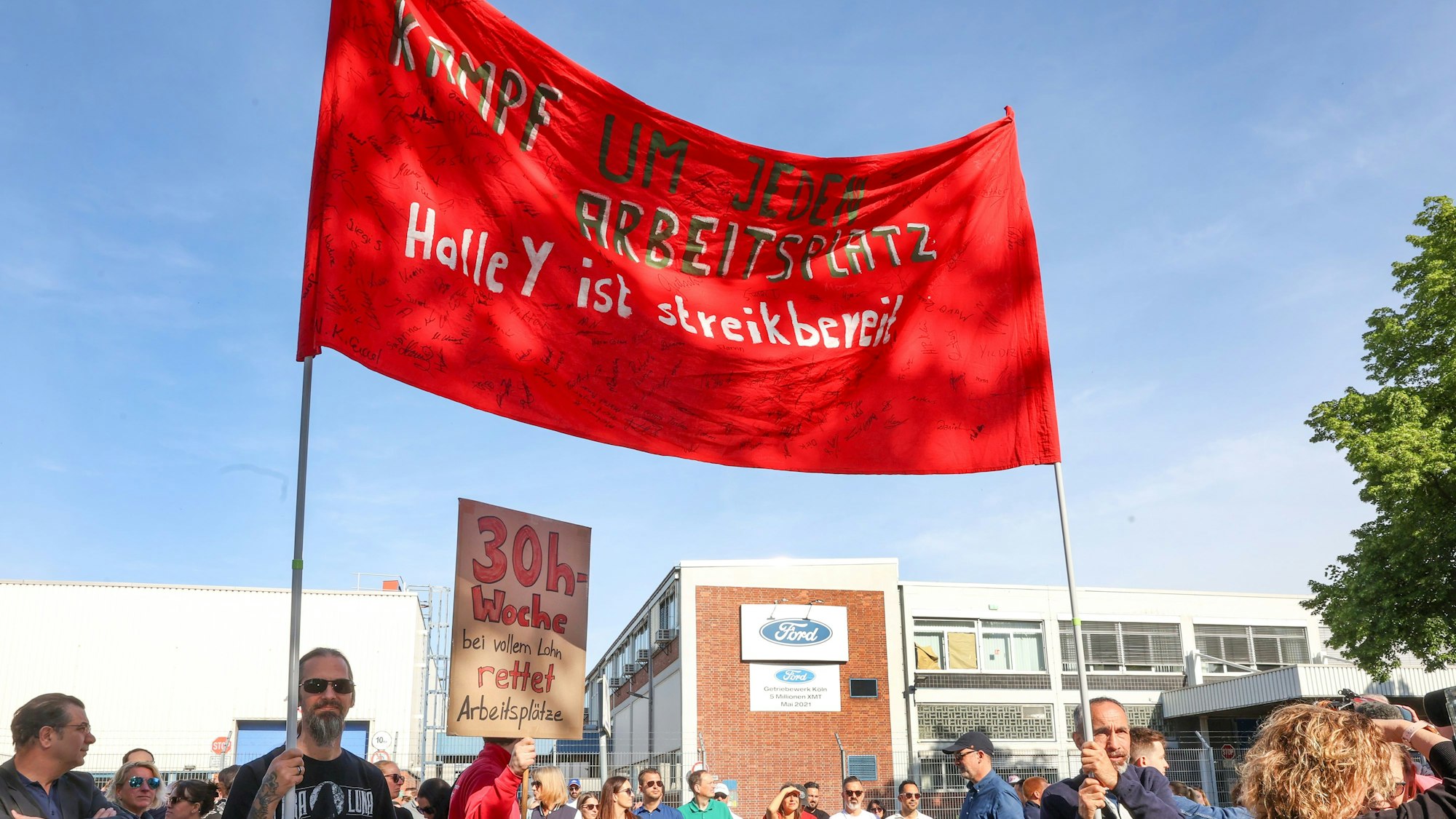 14.05.2025
Köln
Erster Streik (nach einer Urabstimmung) bei den Kölner Ford-Werken. Alle Schichten bis zum frühen Donnerstagmorgen werden bestreikt. Um 9 Uhr ist eine Infoveranstaltung der IG Metall am Tor 3 der Ford-Werke geplant. Bislang gab es bei Ford nur sogenannte Warnstreiks.
Foto: Martina Goyert