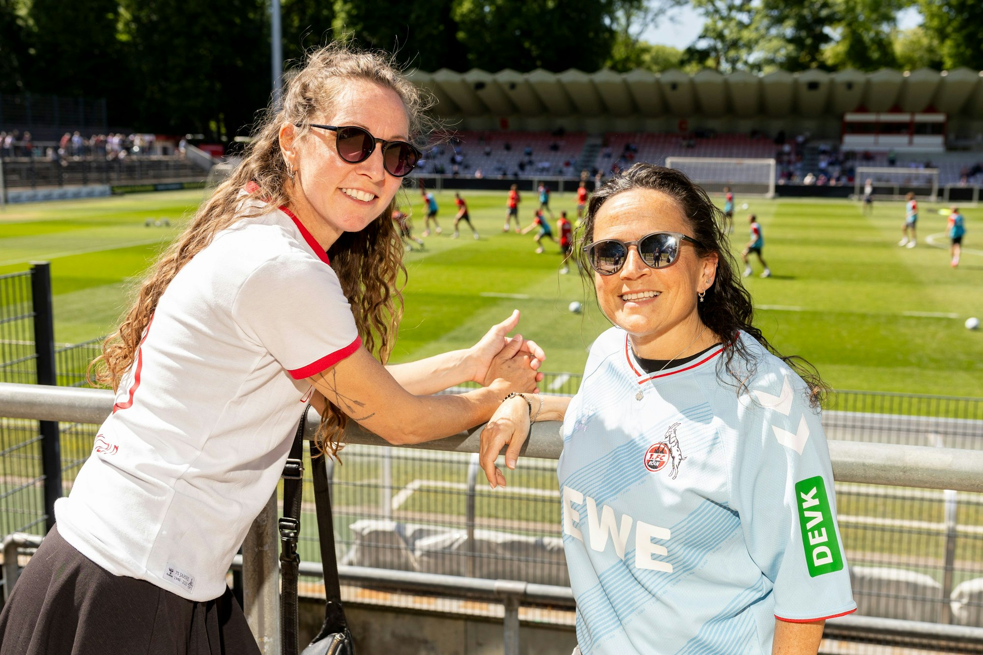 13.05.2025, Köln: FC-Fans beim öffentlichen Training des 1. FC Köln am Geißbockheim vor dem Aufstiegs-Endspiel am Wochenende.
Im Bild Stephanie Davin und Sylvie Köp.
Foto: Michael Bause