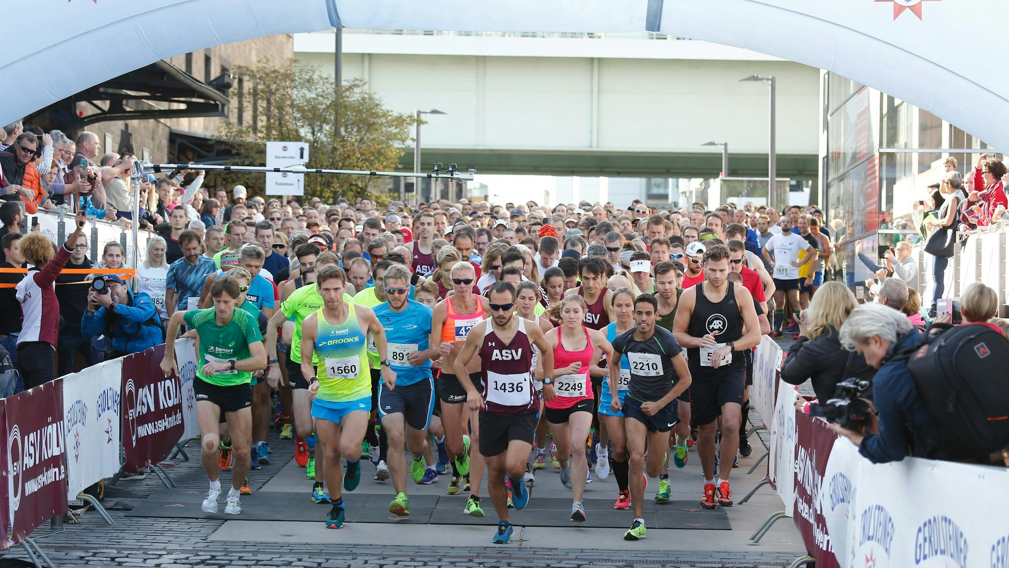 Startbereich, Start Ziel Bereich, 37. Gerolsteiner Brückenlauf, Köln, Datum: 10. September 2017, Foto: © Patric Fouad