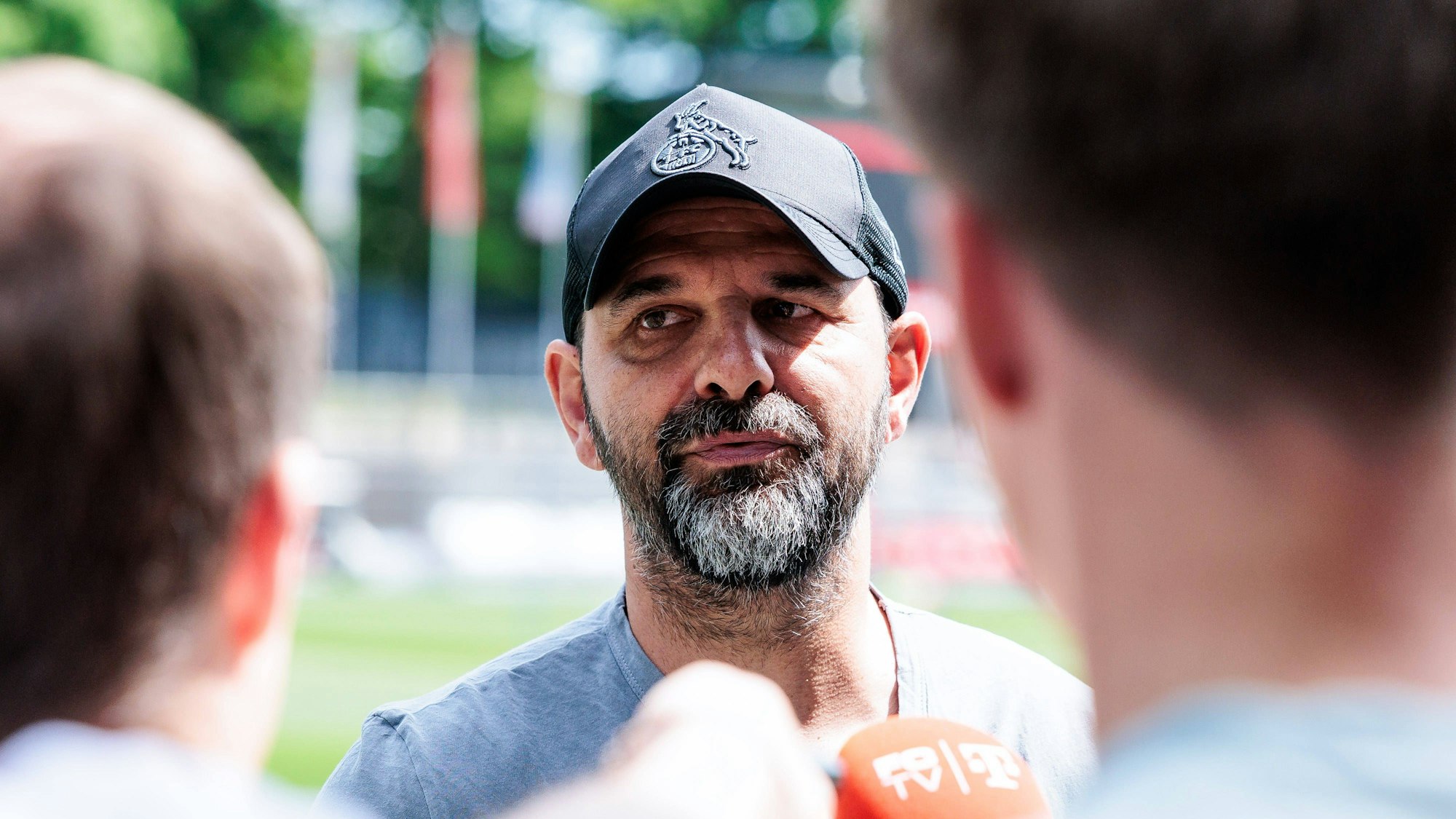 Ein Fußballtrainer spricht mit Journalisten.