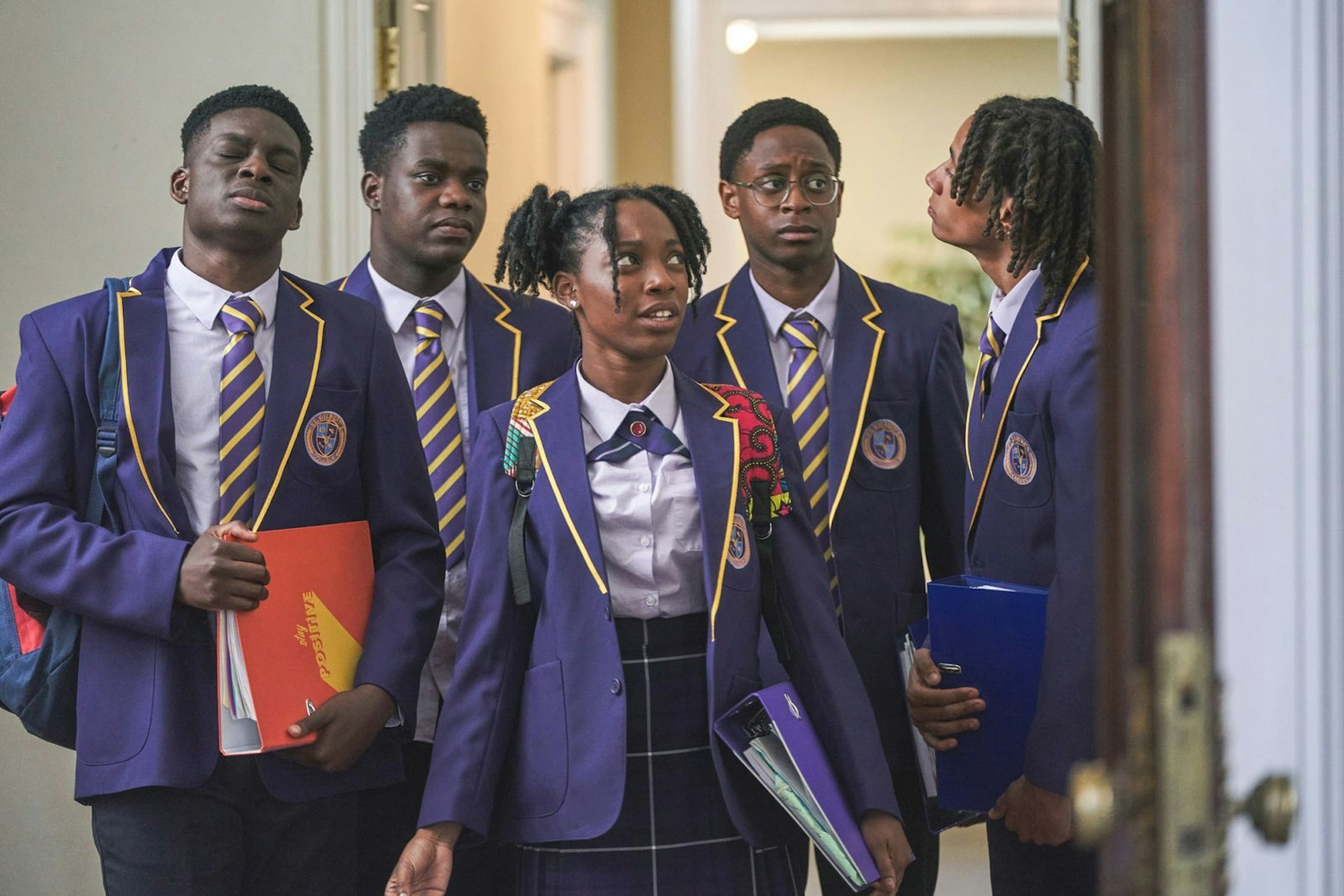 Femi (Aruna Jalloh, von links), Jaheim (Josh Tedeku), Leah (Jodie Campbell), Omar (Myles Kamwendo) und Toby (Sekou Diaby, von links) haben ein Stipendium für das Eliteinternat St. Gilbert's College erhalten. Wird es ihnen gelingen, sich in dieser neuen, privilegierten Welt zu behaupten? (Bild: ZDF/ Korsshan Schlauer)