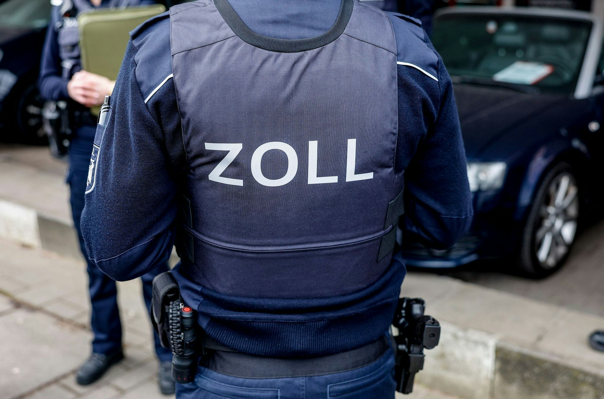 Bei einer Kontrolle hatte der Zoll im Auto 1,1 Millionen Euro gefunden - in einem aufwendig eingebauten Versteck. (Symbolbild)