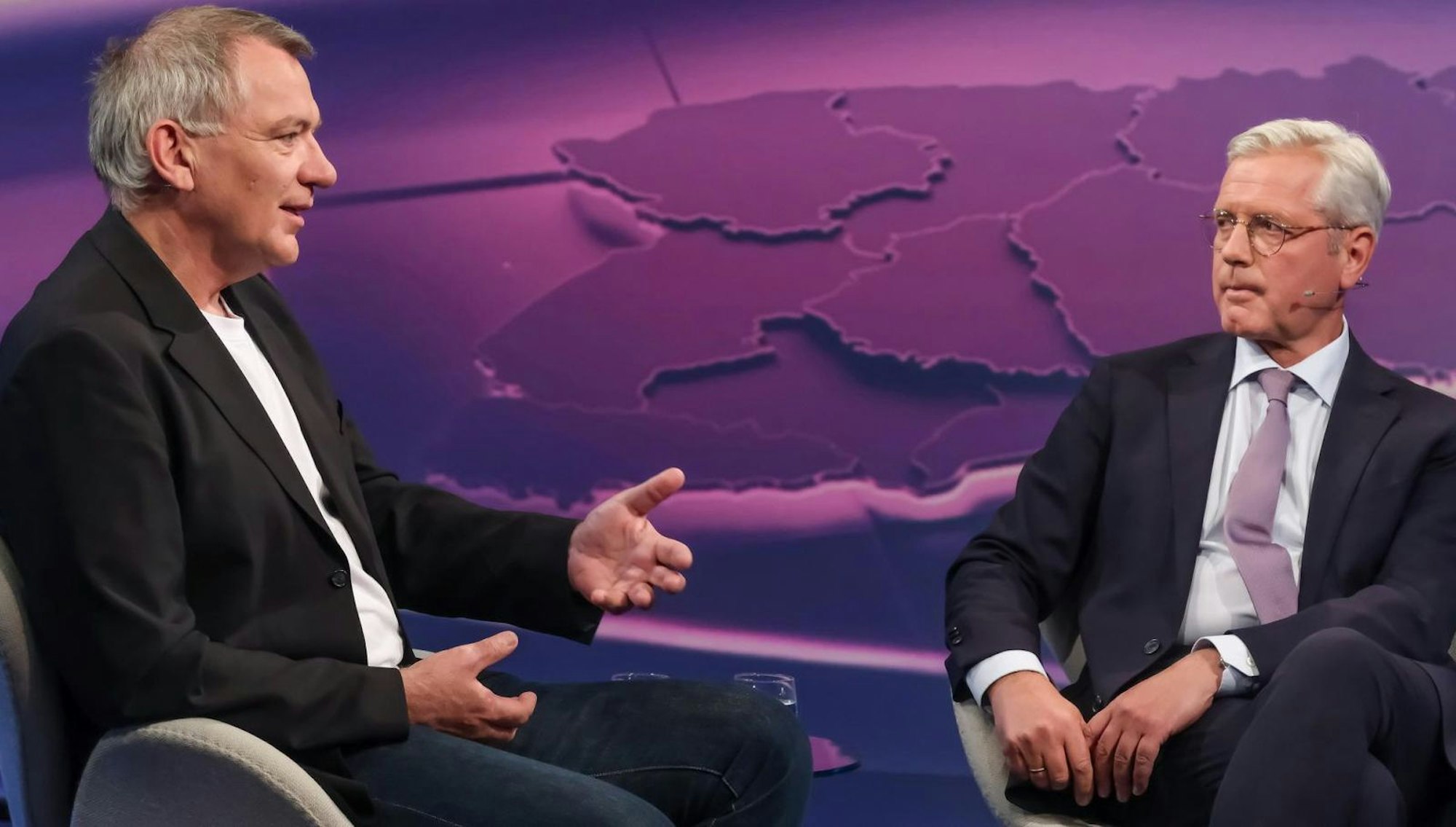 Am Dienstagabend diskutierte Sandra Maischberger mit Linken-Chef Jan van Aken (links) und CDU-Außenpolitiker Norbert Röttgen über den Ukraine-Krieg. (Bild: WDR / Oliver Ziebe)
