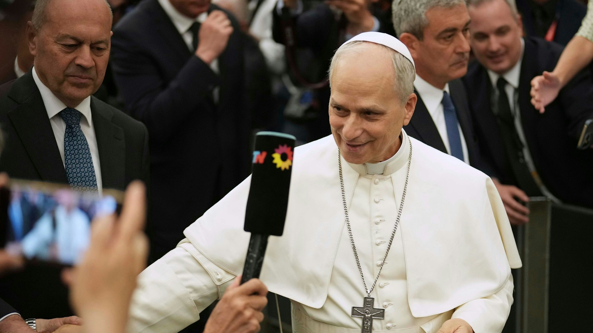 13.05.2025, Vatikan, Vatikanstadt: Papst Leo XIV. trifft sich zur Audienz mit internationalen Medienvertretern in der Halle Paul VI. im Vatikan. Papst Leo XIV. (M) trifft sich in der Halle Paul VI. zur Audienz mit Medienvertretern. Nach seiner Wahl empfängt Leo XIV. Journalisten, die seit dem Tod seines Vorgängers Franziskus aus dem Vatikan berichtet haben. Foto: Andrew Medichini/AP/dpa