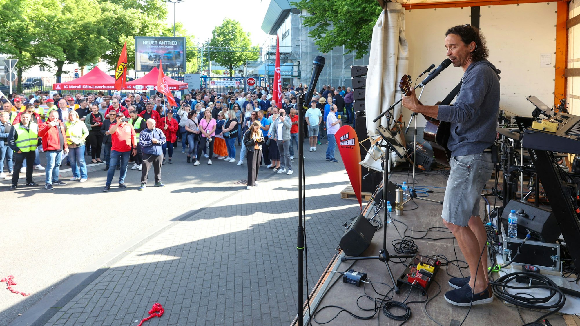 14.05.2025
Köln
Erster Streik (nach einer Urabstimmung) bei den Kölner Ford-Werken. Alle Schichten bis zum frühen Donnerstagmorgen werden bestreikt. Um 9 Uhr ist eine Infoveranstaltung der IG Metall am Tor 3 der Ford-Werke geplant. Bislang gab es bei Ford nur sogenannte Warnstreiks.
Stephan Brings auf der Bühne
Foto: Martina Goyert
