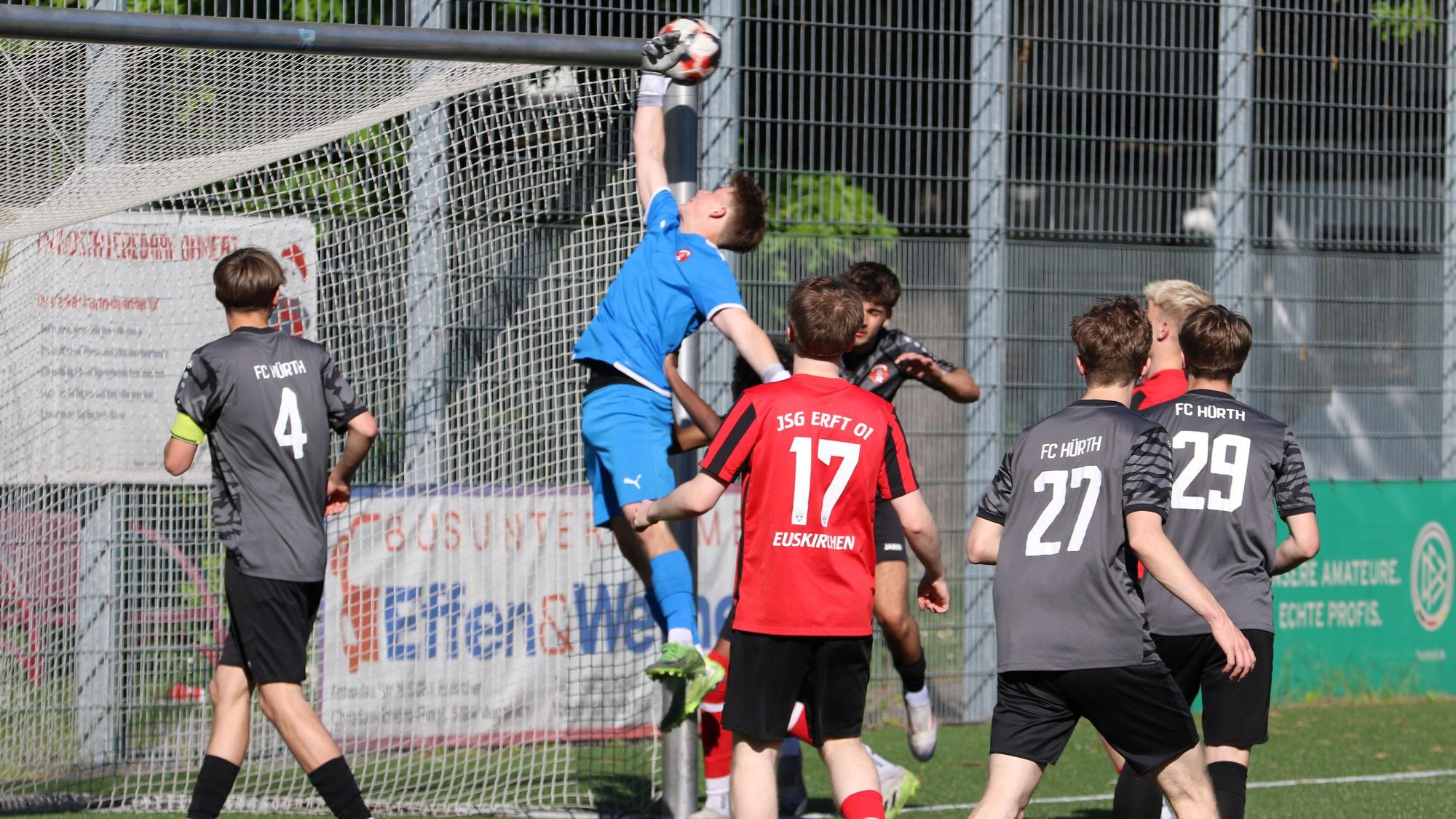 Der Torwart des FC Hürth muss sich strecken: Eine Ecke streift die Latte.
