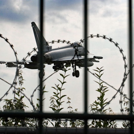 Das Foto zeigt einen Jet hinter dem Zaun des Fliegerhorsts Nörvenich.