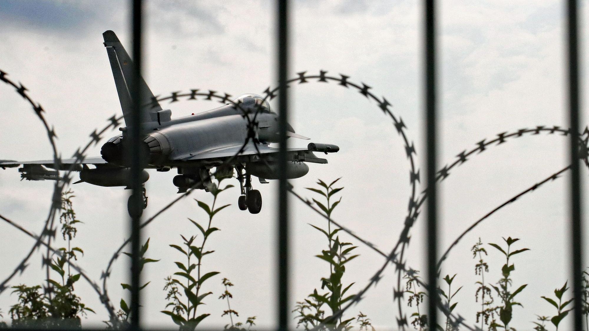 Das Foto zeigt einen Jet hinter dem Zaun des Fliegerhorsts Nörvenich.