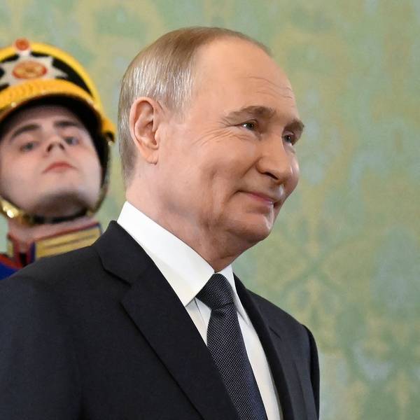 Wladimir Putin geht am Mittwoch durch den Kreml. Der russische Präsident schweigt zu geplanten Gesprächen in Istanbul.