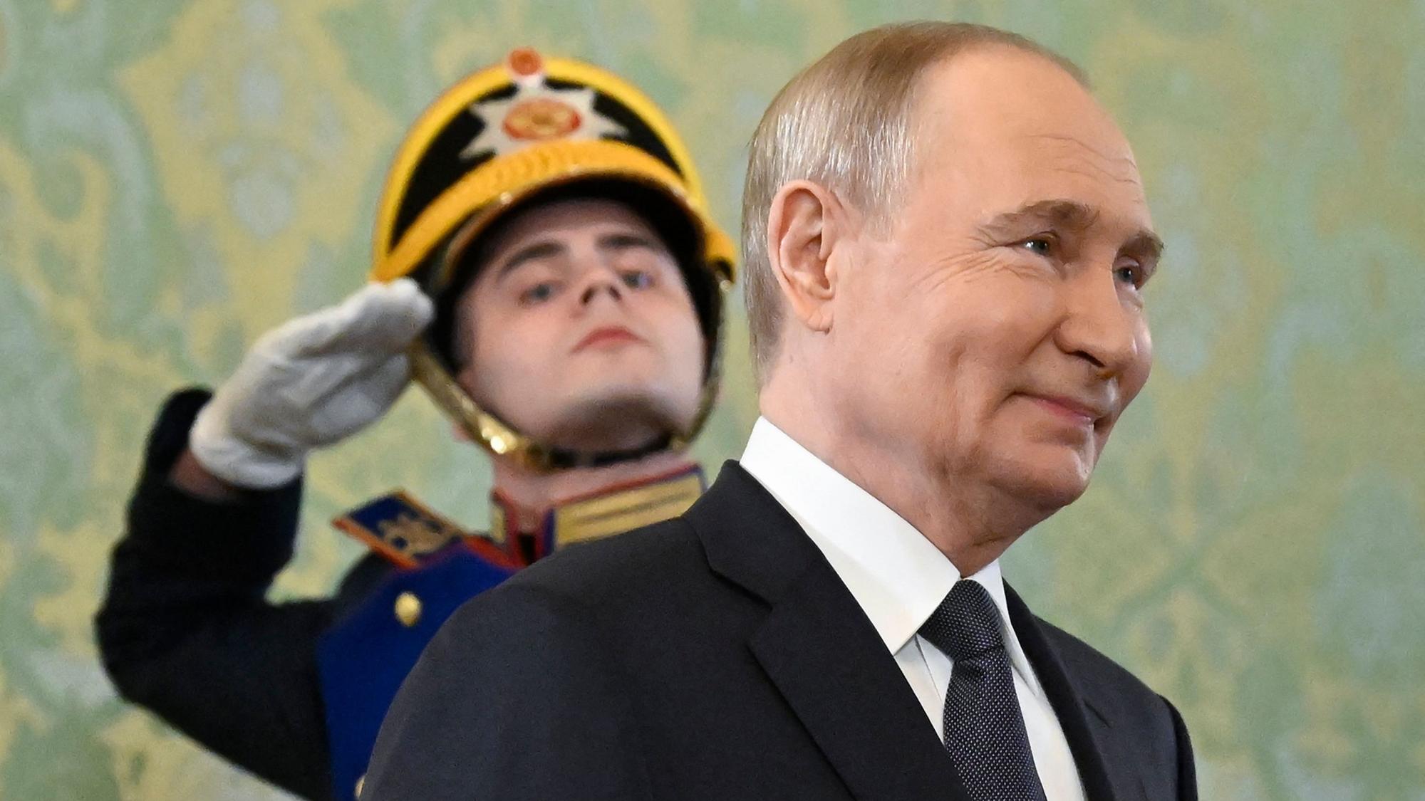 Wladimir Putin geht am Mittwoch durch den Kreml. Der russische Präsident schweigt zu geplanten Gesprächen in Istanbul.