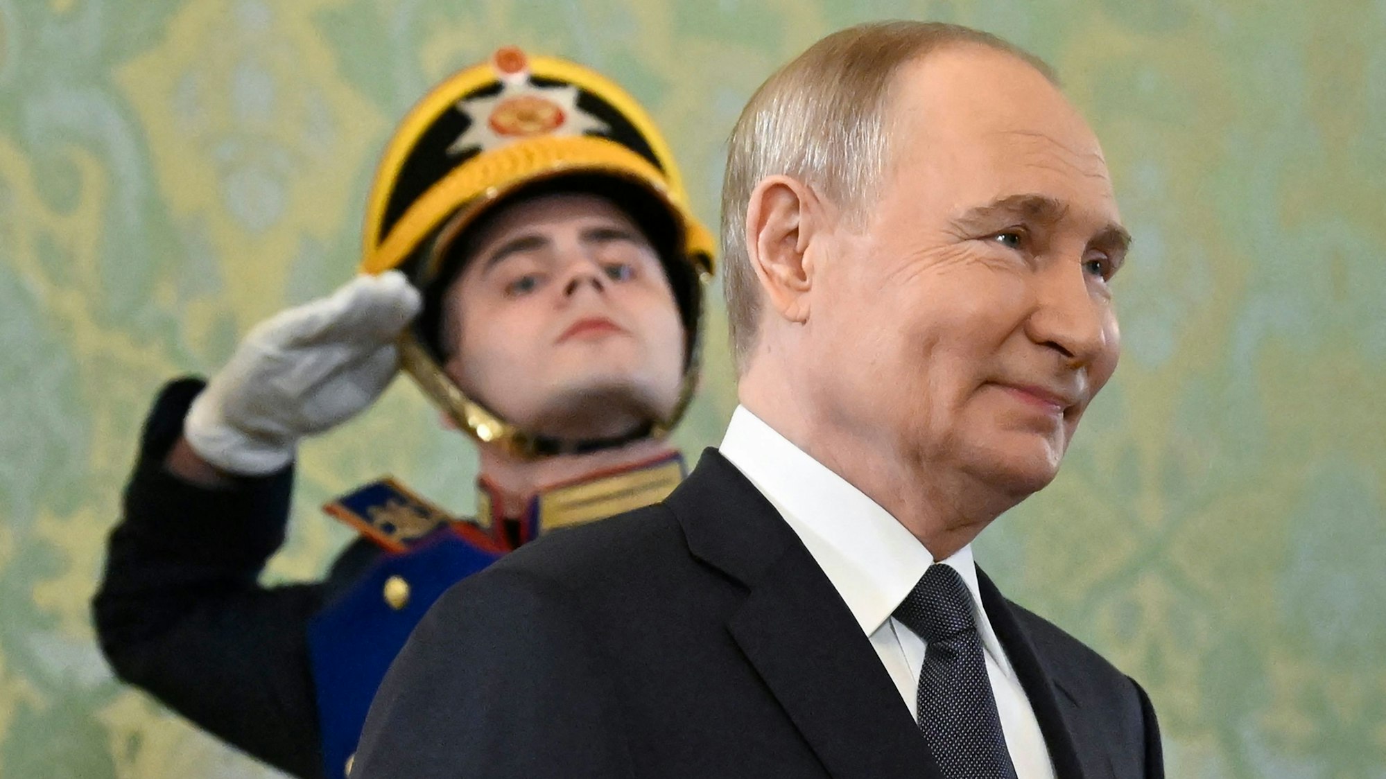 Wladimir Putin geht am Mittwoch durch den Kreml. Der russische Präsident schweigt zu geplanten Gesprächen in Istanbul.