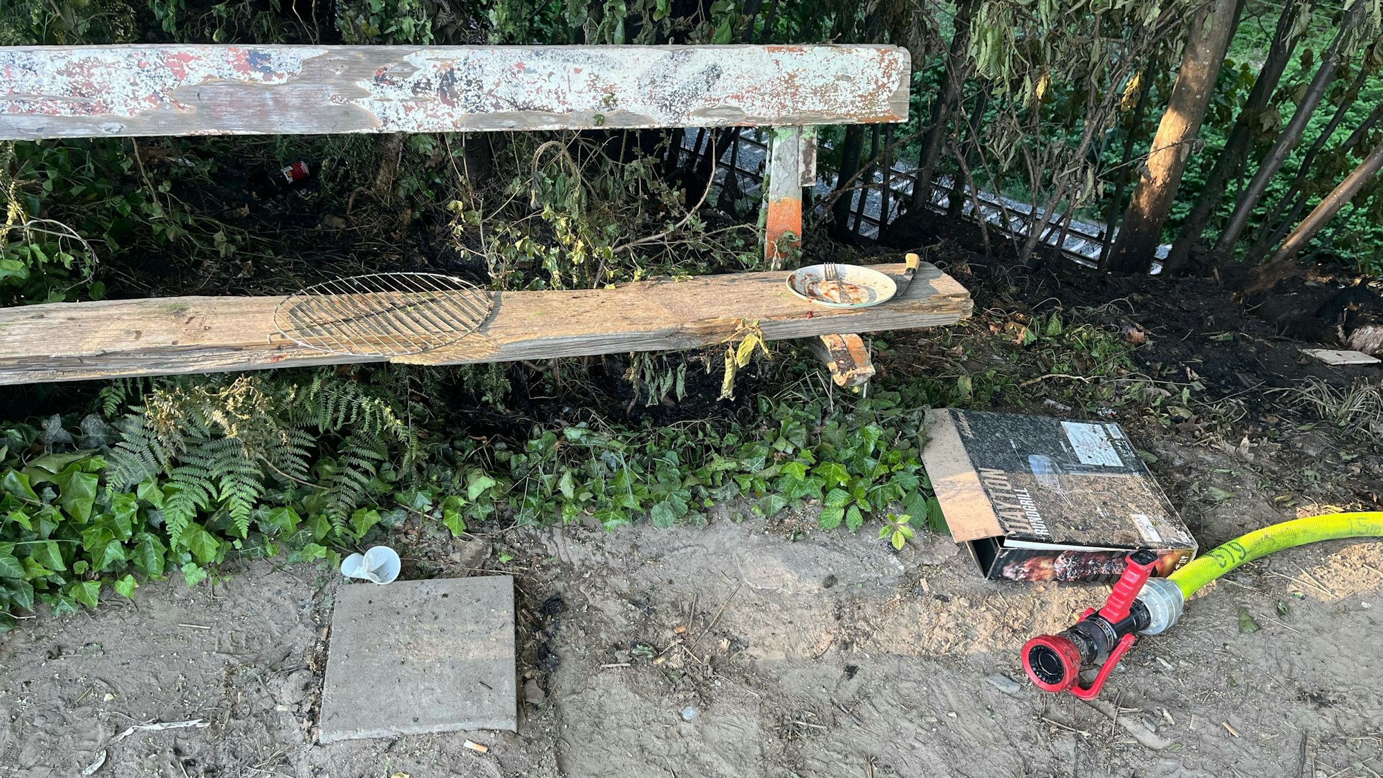 Grillutensilien auf einer Holzbank