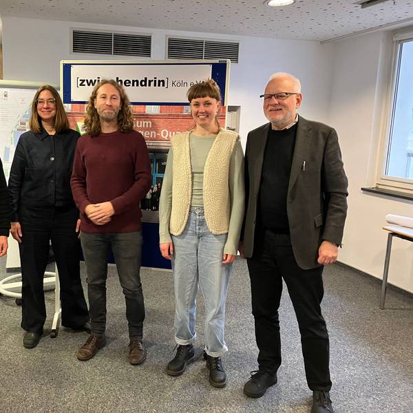 Joscha Oetz (v.l., Offene Jazz Haus Schule), Petra Bossmann und Georg Schnock (Vorsitzende), Sophia Legge (Club Krakelee) und Jörg Frank (Vorstandsmitglied) haben 2024 den Verein Zwischendrin gegründet.