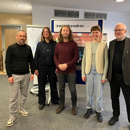 Joscha Oetz (v.l., Offene Jazz Haus Schule), Petra Bossmann und Georg Schnock (Vorsitzende), Sophia Legge (Club Krakelee) und Jörg Frank (Vorstandsmitglied) haben 2024 den Verein Zwischendrin gegründet.