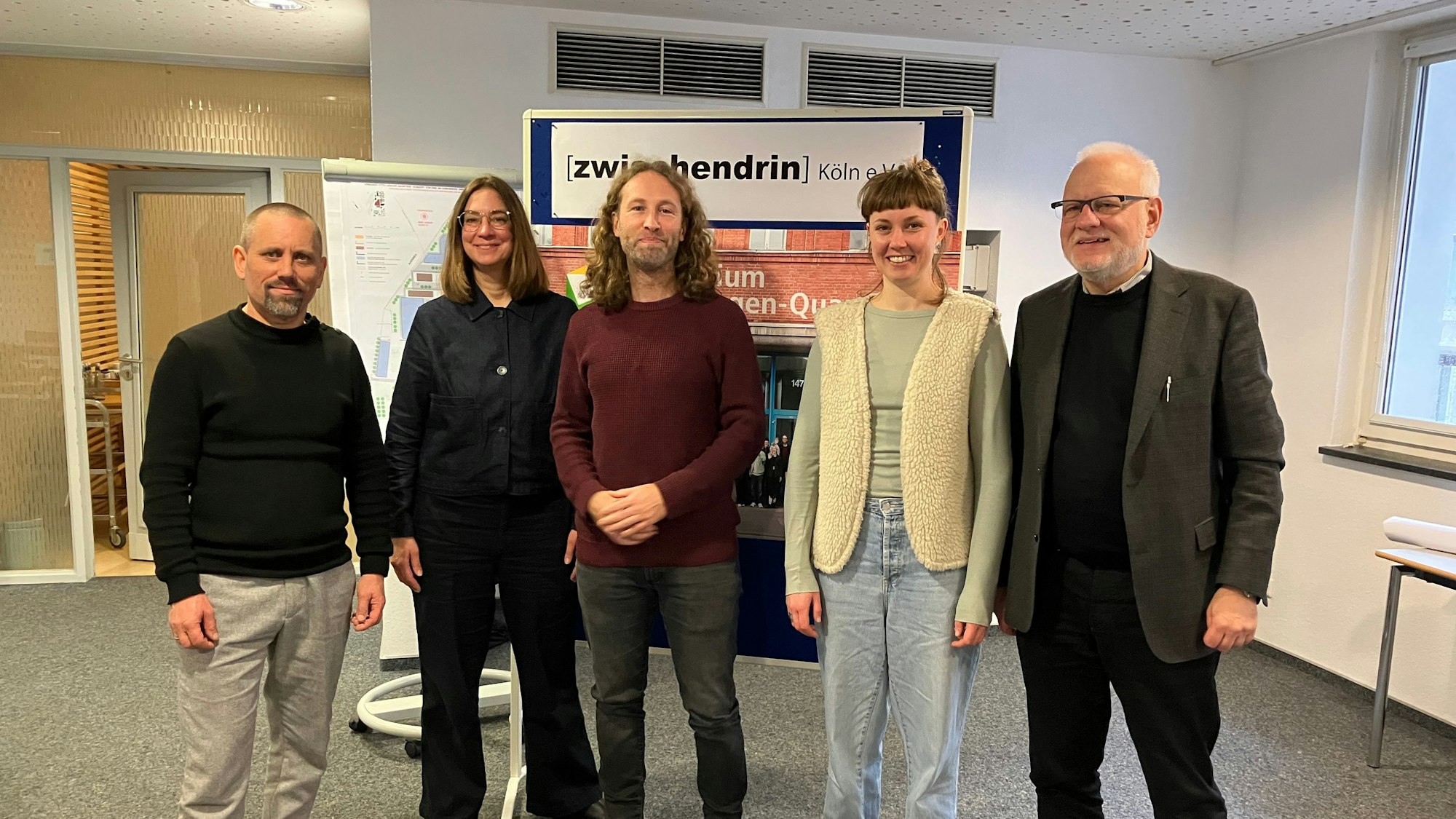 Joscha Oetz (v.l., Offene Jazz Haus Schule), Petra Bossmann und Georg Schnock (Vorsitzende), Sophia Legge (Club Krakelee) und Jörg Frank (Vorstandsmitglied) haben 2024 den Verein Zwischendrin gegründet.