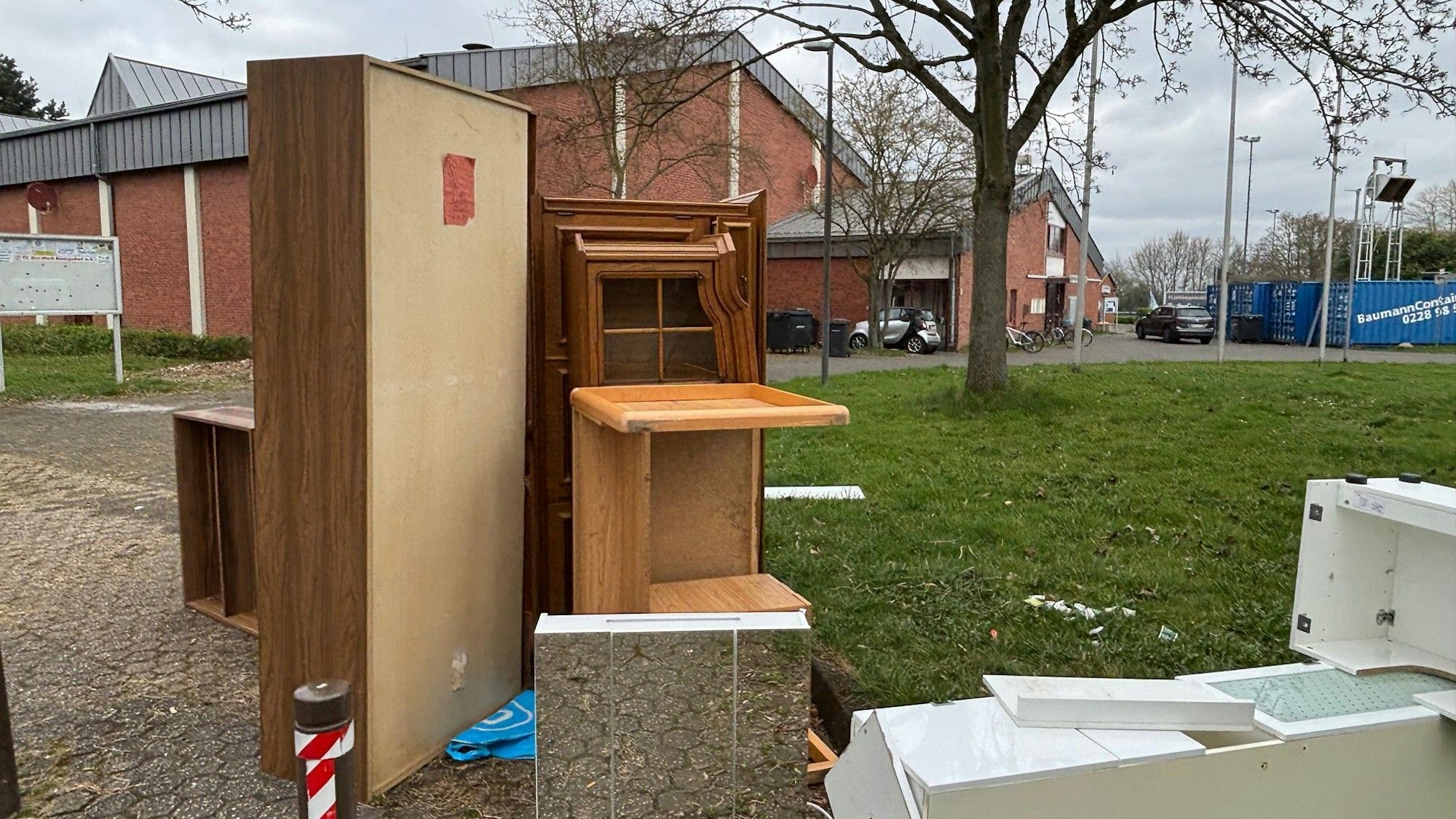 Auf dem Bild sind aussortierte Möbel für den Sperrmüll vor der Gerhard-Berger-Halle zu sehen.
