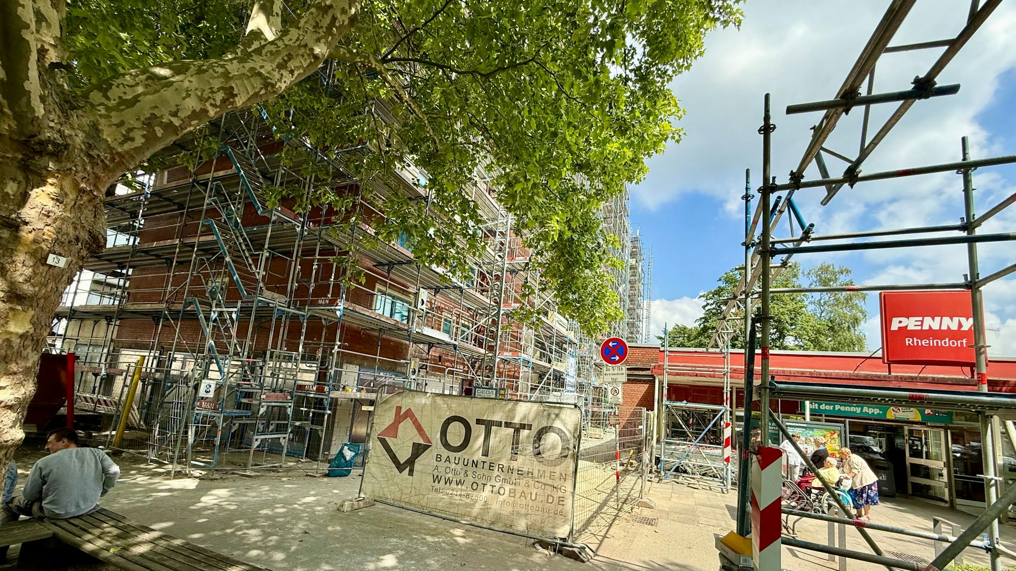 Blick auf die Baustelle des Roten Hauses am Königsberger Platz in Rheindorf