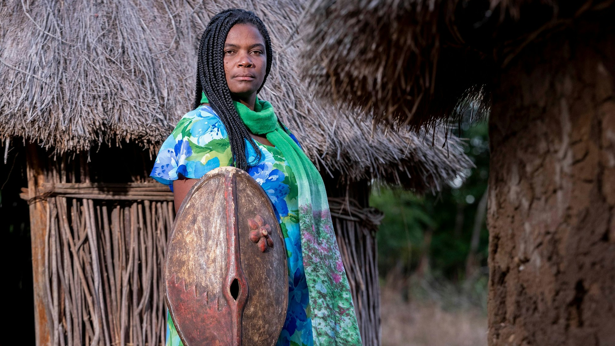 „Traces of Memory - The shield of the Kikuyu“
Portraits of Leah Wangeci Njoroge at Thingira Cultural Village.
She is an activist who campaigns for the interests and rights of the Kikuyu.
She holds an old traditional Ndoome, owned by the village community, which in the past only men were allowed to hold.