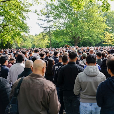 15.05.2025, Nordrhein-Westfalen, Bonn: Zahlreiche Trauernde nehmen an der Beisetzung des Rappers Xatar auf dem Nordfriedhof teil. Der schillernde Rapper Xatar war überraschend mit 43 Jahren gestorben. Foto: Thomas Banneyer/dpa