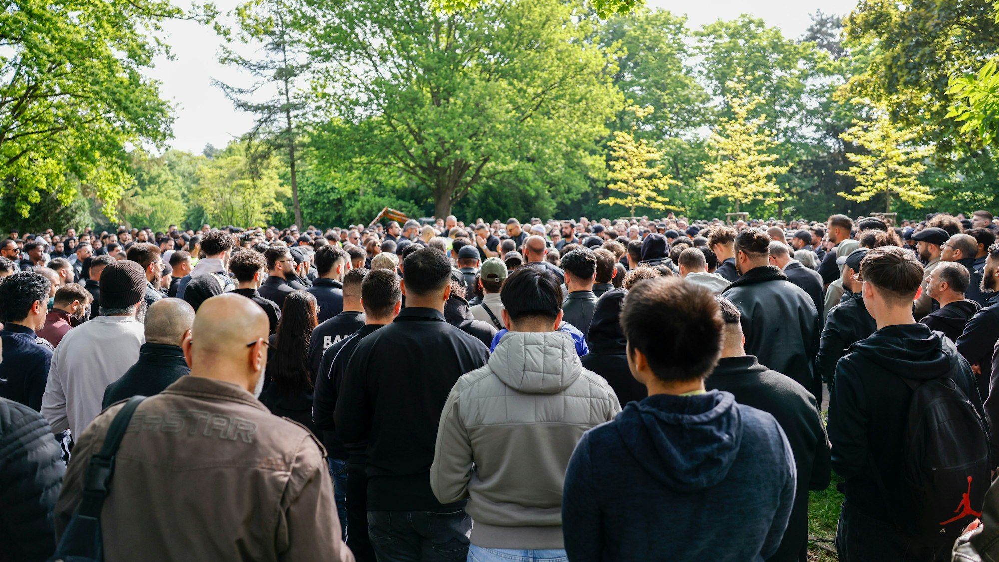 15.05.2025, Nordrhein-Westfalen, Bonn: Zahlreiche Trauernde nehmen an der Beisetzung des Rappers Xatar auf dem Nordfriedhof teil. Der schillernde Rapper Xatar war überraschend mit 43 Jahren gestorben. Foto: Thomas Banneyer/dpa