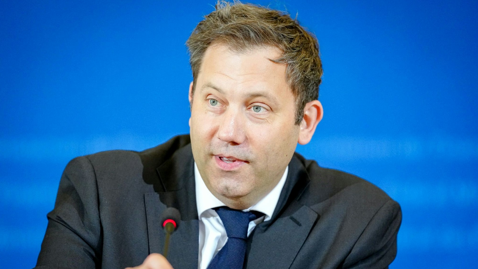 Lars Klingbeil (SPD), Bundesminister der Finanzen, Vizekanzler und SPD-Bundesvorsitzender, gibt eine Pressekonferenz in seinem Ministerium zur Prognose der Steuerschätzer.