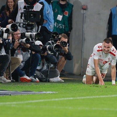 Jubel nach dem Tor zum 1:0 gegen Jahn Regensburg: FC-Stürmer Tim Lemperle wurde im Laufe der Saison zum wichtigen Torjäger im Rennen um den Wiederaufstieg. Der jüngste Eklat um den 21-Jährigen hilft dem Verein dagegen vorerst nicht weiter.