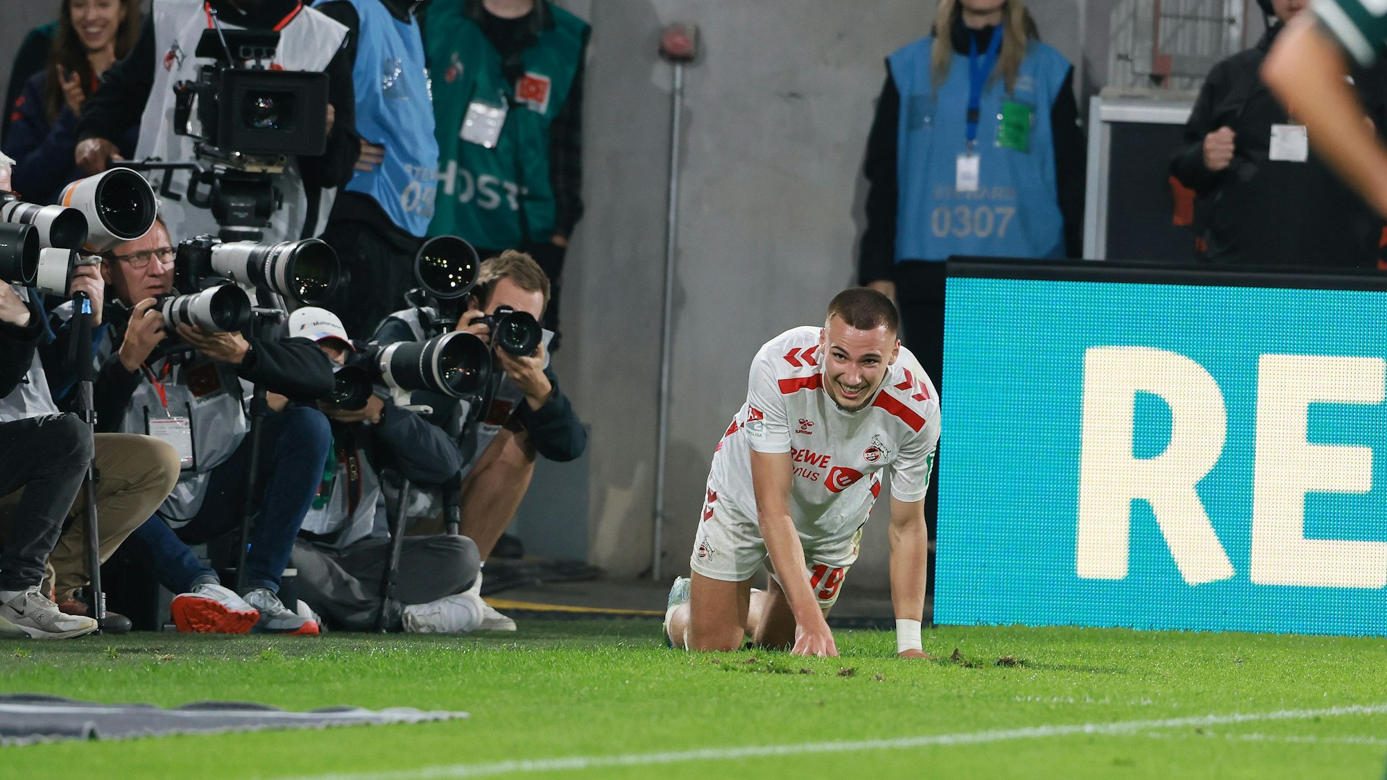 Jubel nach dem Tor zum 1:0 gegen Jahn Regensburg: FC-Stürmer Tim Lemperle wurde im Laufe der Saison zum wichtigen Torjäger im Rennen um den Wiederaufstieg. Der jüngste Eklat um den 21-Jährigen hilft dem Verein dagegen vorerst nicht weiter.