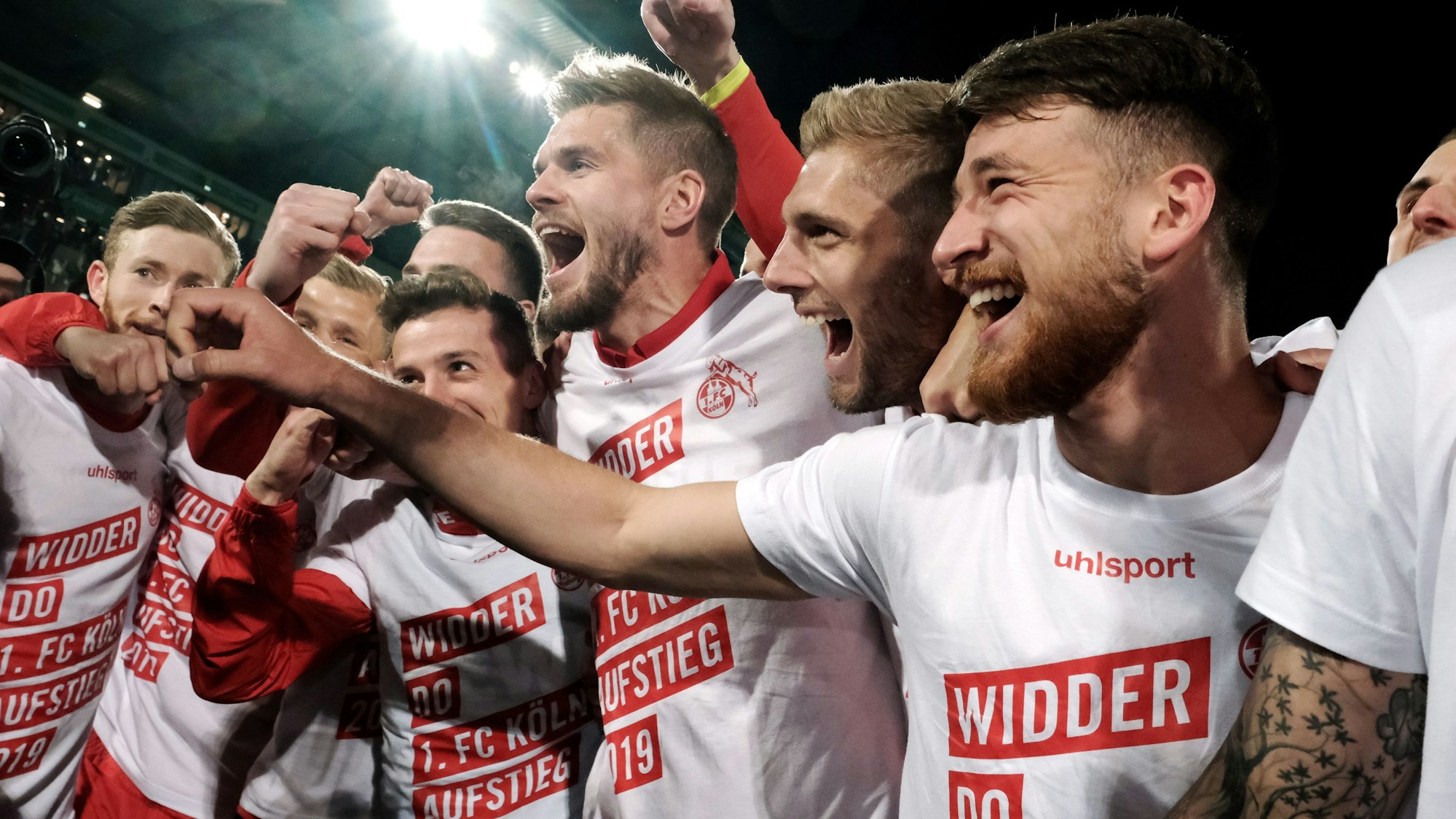 Zu sehen sind Spieler des 1. FC Köln, die im Jahr 2019 den Aufstieg in die 1. Bundesliga feiern.