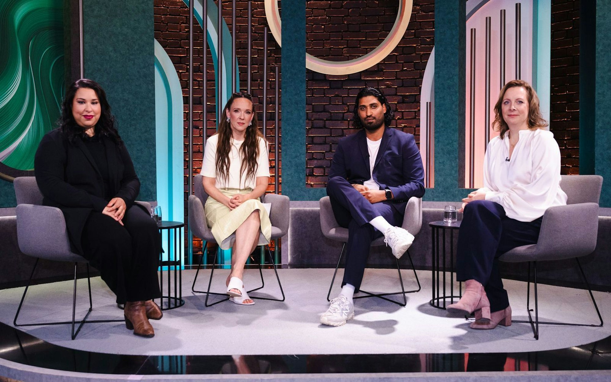 In der „Carolin Kebekus Show“ sprachen, von links: Ikram Errahmouni-Rimi, Gastgeberin Carolin Kebekus, Said Etris Hashemi und Julia Duchrow. (Bild: WDR / Ben Knabe)