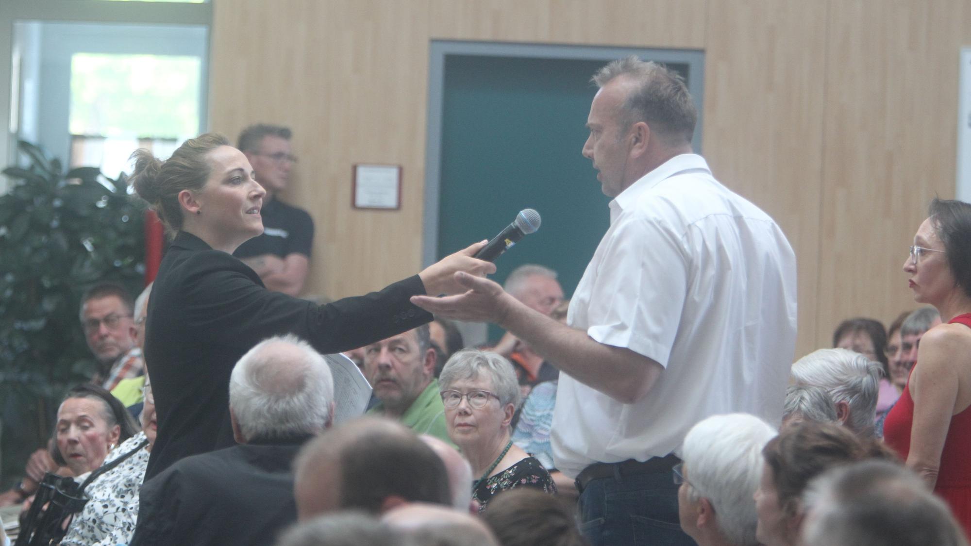 Stefan Kiebart, Sprecher der Bürgerinitiative, überreichte 450 Unterschriften an Bürgermeisterin Nicole Berka.