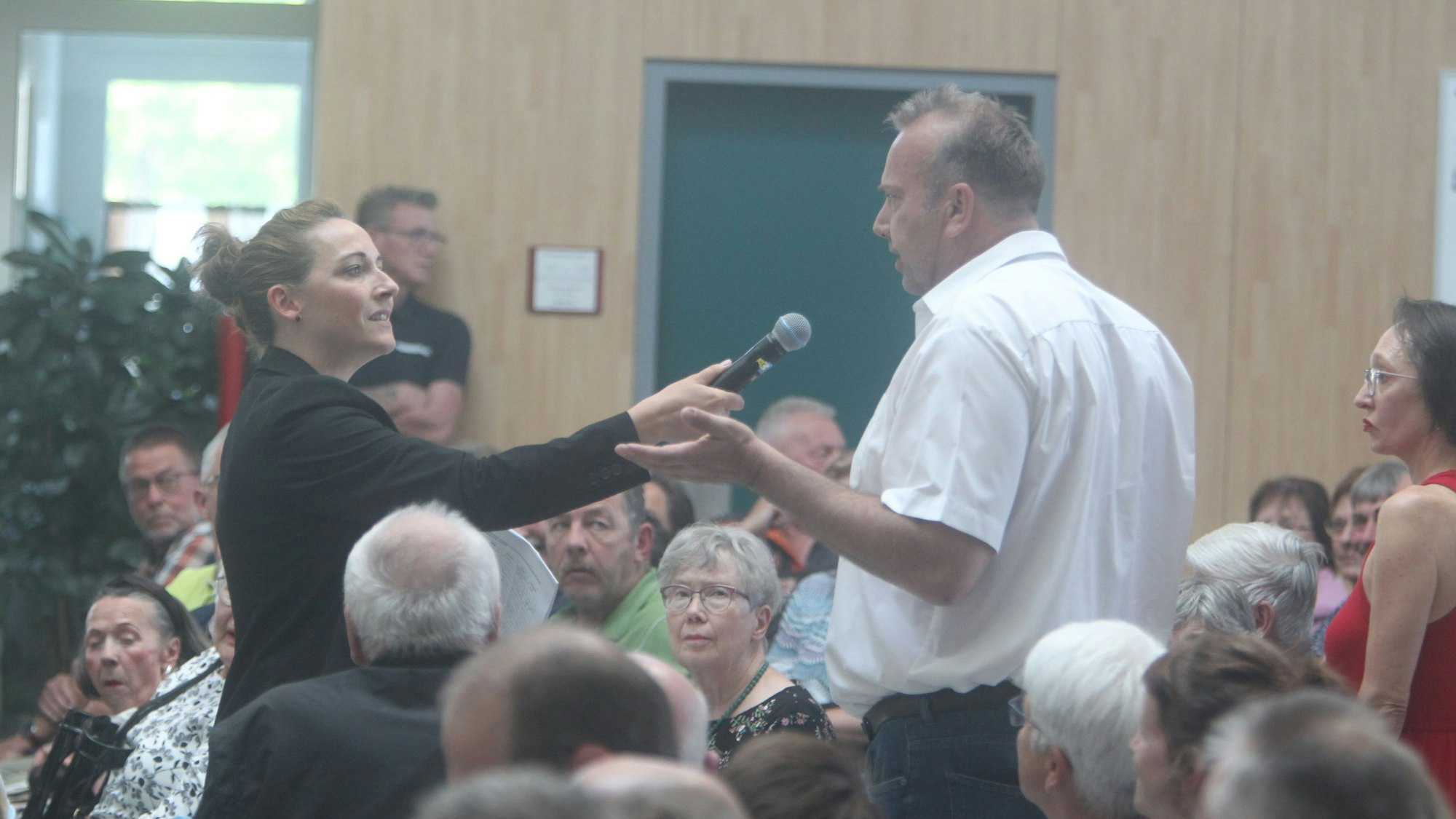 Stefan Kiebart, Sprecher der Bürgerinitiative, überreichte 450 Unterschriften an Bürgermeisterin Nicole Berka.