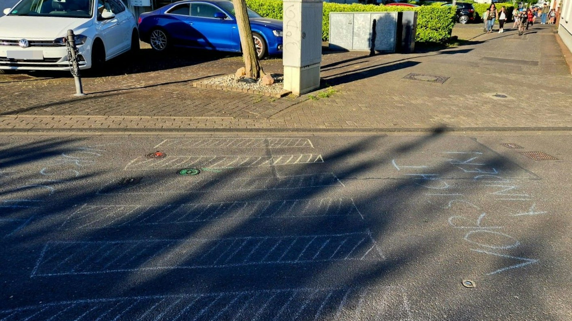 Grundschüler, die den Überweg über Lievergesberg regelmäßig nutzen, haben die Fahrbahn auf eigene Faust mit einem Zebrastreifen versehen - ausreichend ist dies natürlich nicht.