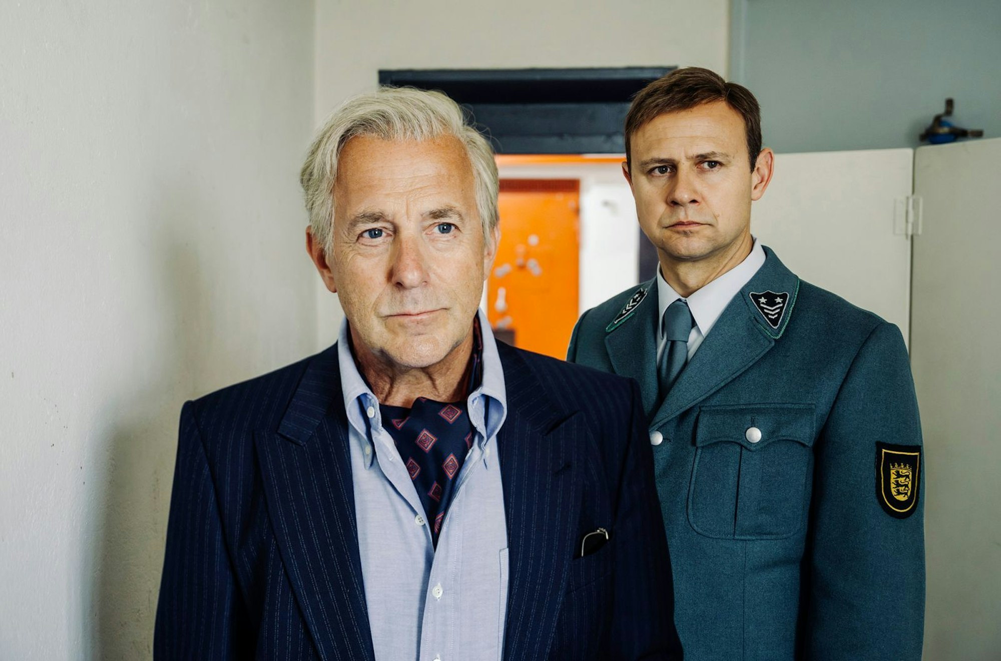 Der Kriminaler Alfred Klaus (Heino Ferch, links) war 1971 am Aufbau der „Sonderkommission Terrorismus“ beteiligt. Er legte einen „Baader-Meinhof-Vorbericht“ vor - das erste wichtige polizeiliche Dokument zum Thema. Der Vollzugsbeamte Horst Bubeck (Moritz Führmann) spielt jedoch die weitaus größere Rolle im Film von Niki Stein.
(Bild: SWR/Hendrik Heiden)
