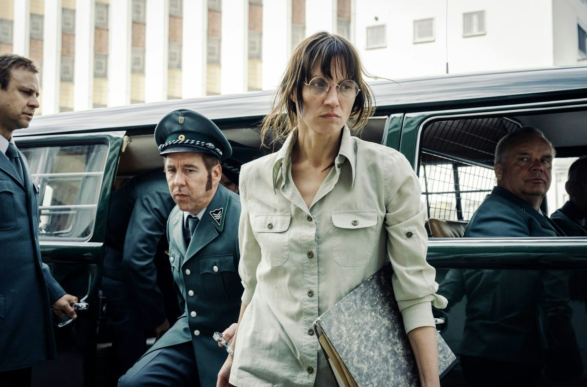 Ulrike Meinhof (Tatiana Nekrasov) kommt in der JVA Stuttgart Stammheim an. Die Ex-Journalistin wirkt in der Gruppe der übrigen Gefangenen etwas isoliert. (Bild: SWR/Hendrik Heiden)