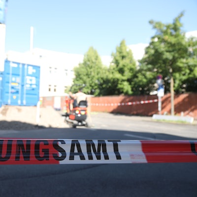 13.05.2025, Köln: Auf dem Leiblplatz in Lindenthal werden Container aufgestellt. Am Freitag finden hier Sondierungsarbeiten statt, es könnte eine Weltkriegsbombe im Boden liegen. Das hätte umfangreiche Evakuierungsmaßnahmen zur Folge. Foto: Arton Krasniqi