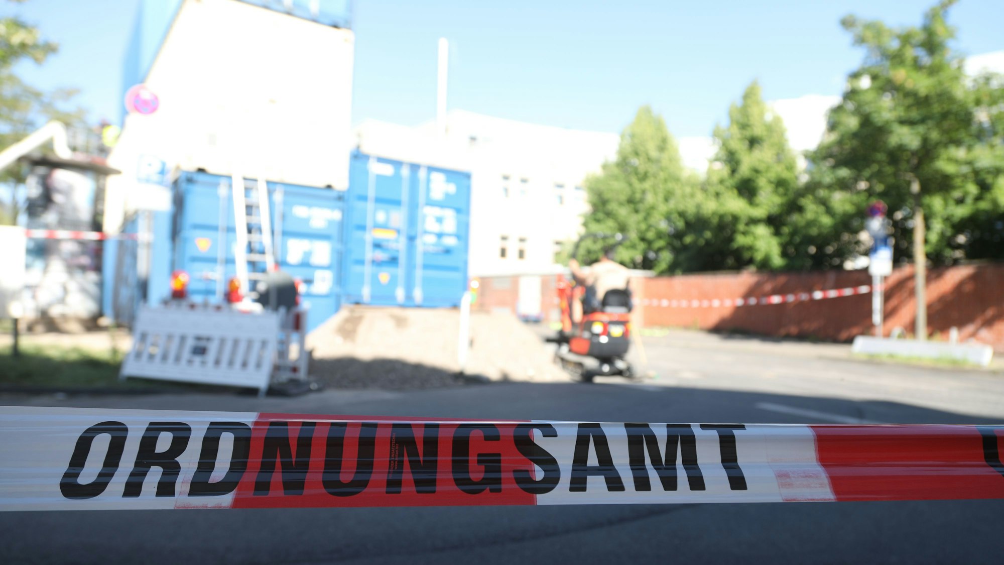 13.05.2025, Köln: Auf dem Leiblplatz in Lindenthal werden Container aufgestellt. Am Freitag finden hier Sondierungsarbeiten statt, es könnte eine Weltkriegsbombe im Boden liegen. Das hätte umfangreiche Evakuierungsmaßnahmen zur Folge. Foto: Arton Krasniqi