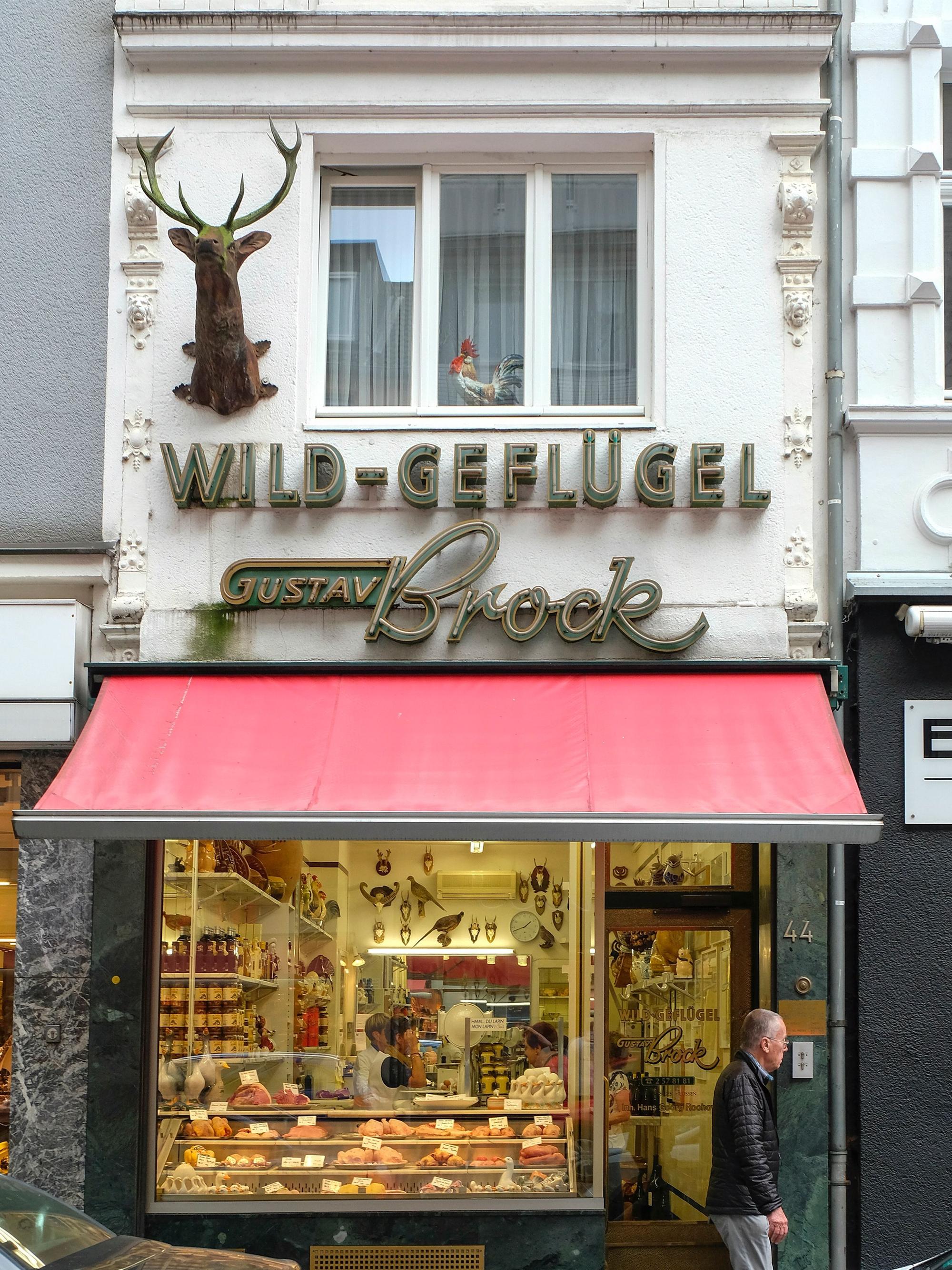 Ein großes Schaufenster ermöglicht einen direkten Blick in das Geschäft Wild und Geflügel Brock in der Apostelnstraße.