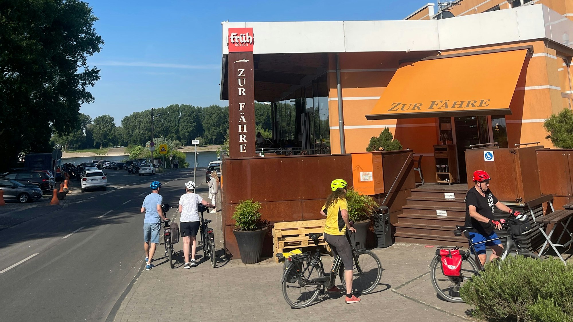 Radfahrer legen einen Stopp am Restaurant "Zur Fähre" ein.