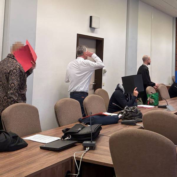 Der der Angeklagten mit ihren Verteidigern beim Prozess im Amtsgericht Köln