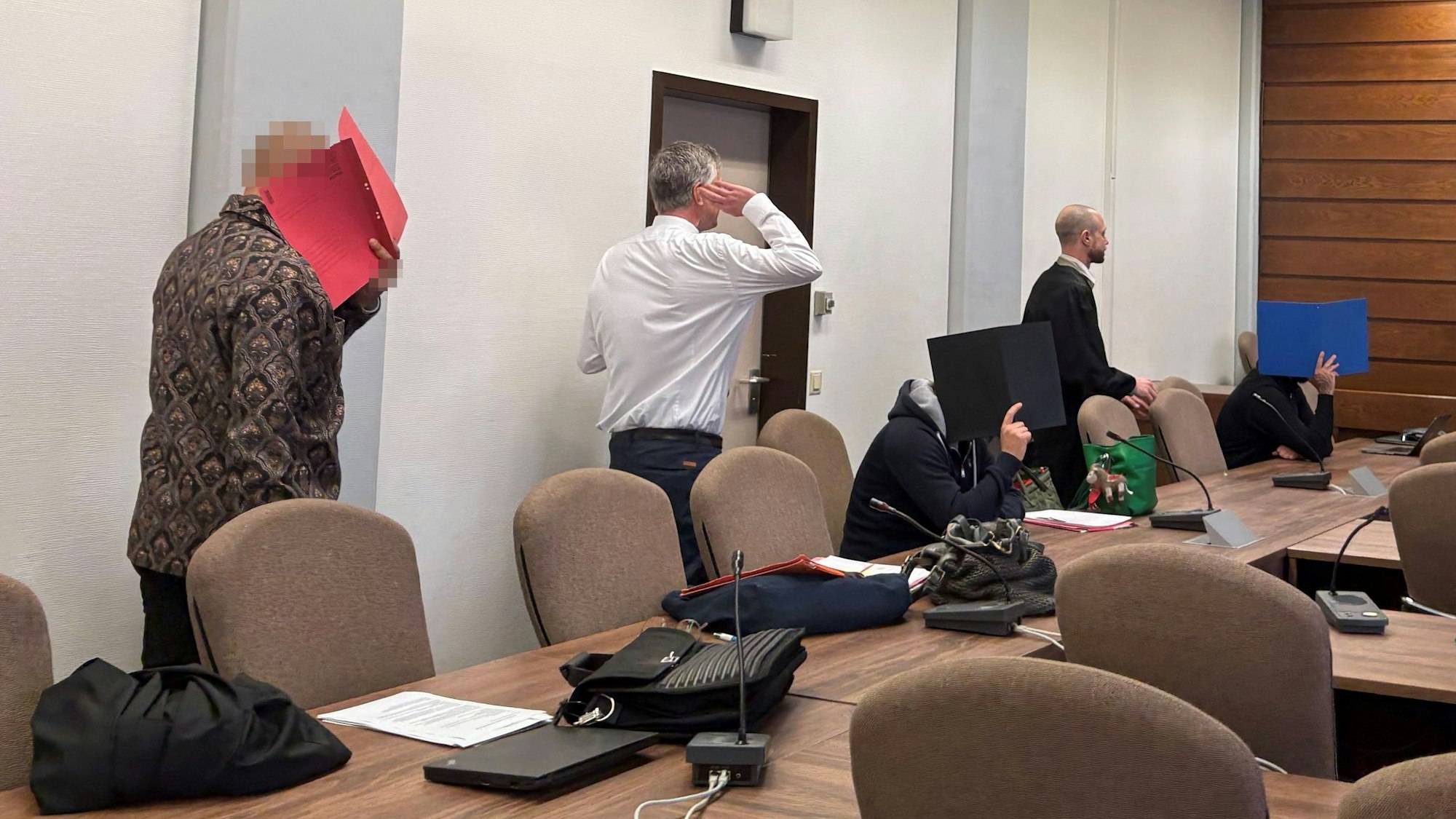 Die ursprünglich Angeklagten mit ihren Verteidigern bei einem ersten Prozess im Amtsgericht Köln