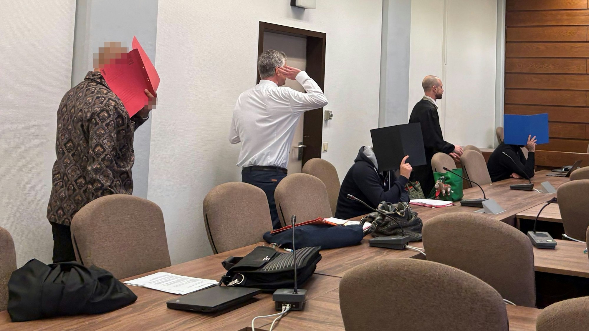 Der der Angeklagten mit ihren Verteidigern beim Prozess im Amtsgericht Köln