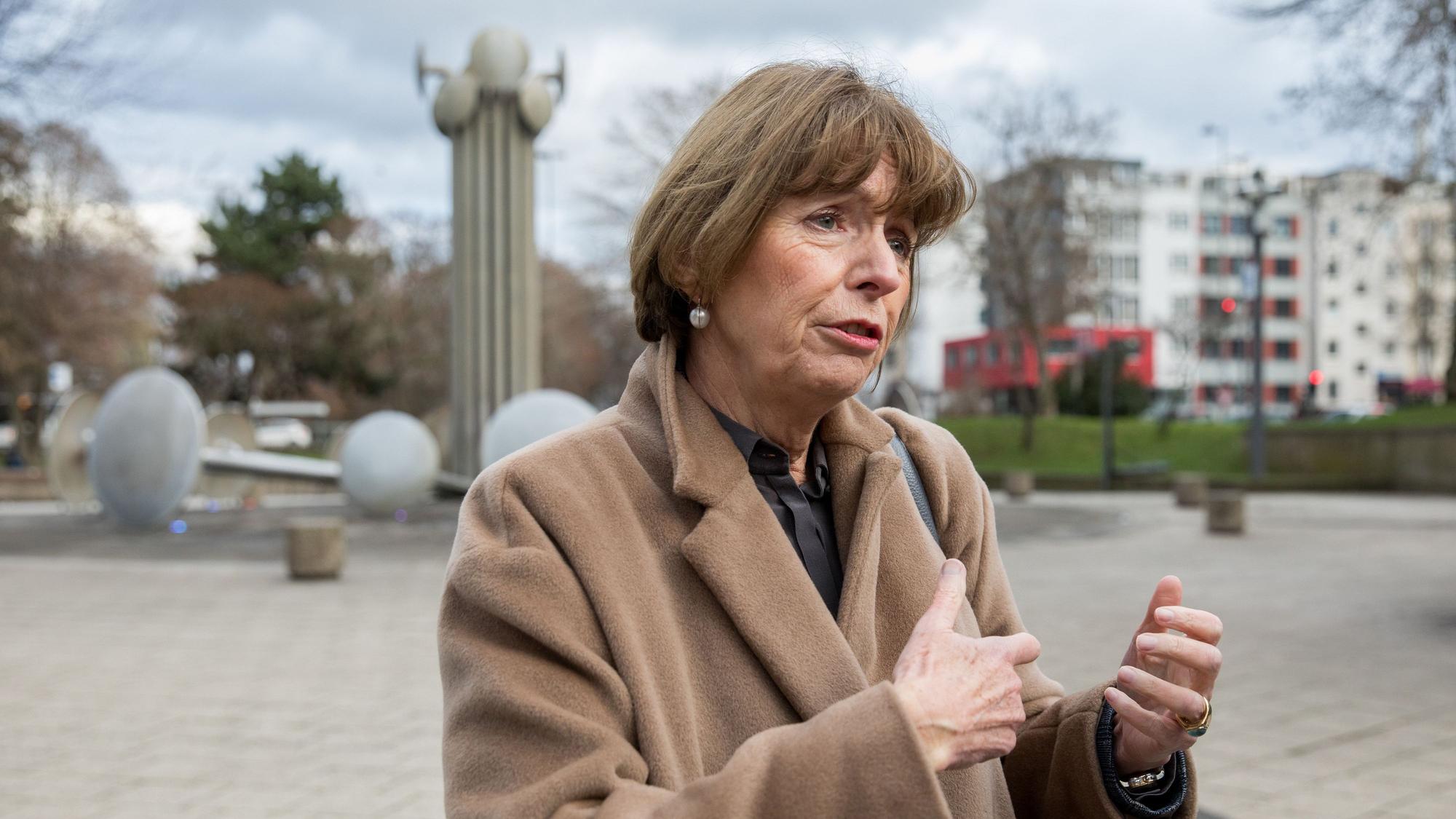 Henriette Reker bei einem Rundgang über den Ebertplatz im Jahr 2022 (Archivbild)
