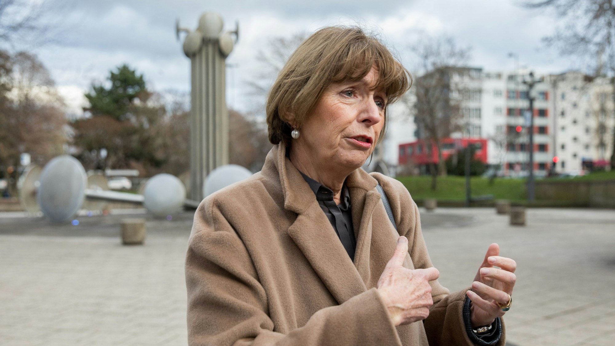 Henriette Reker bei einem Rundgang über den Ebertplatz im Jahr 2022 (Archivbild)