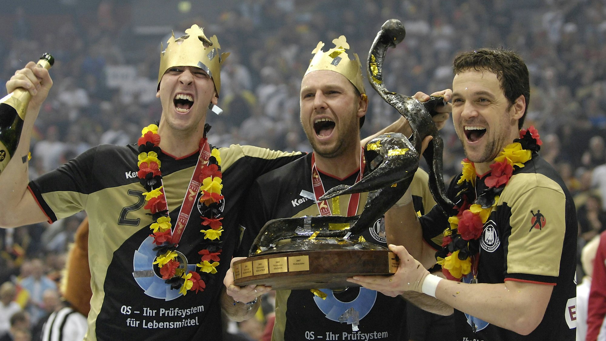 Pascal Hens, Christian Schwarzer und Markus Baur feiern mit dem Siegerpokal.