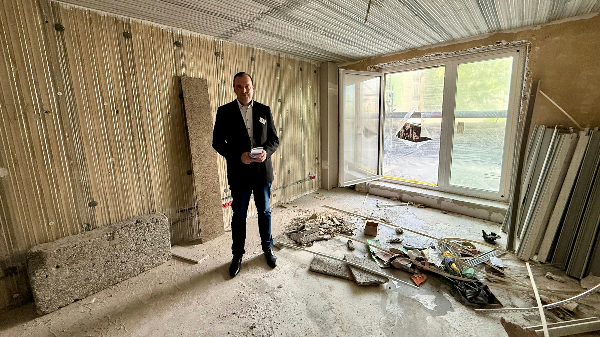 Thomas Seidel in einer WGL-Wohnung am Königsberger Platz vor dem Umbau