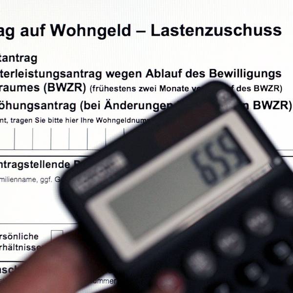 Ein Wohngeldantrag auf dem Bildschirm eines Laptops und ein Taschenrechner.