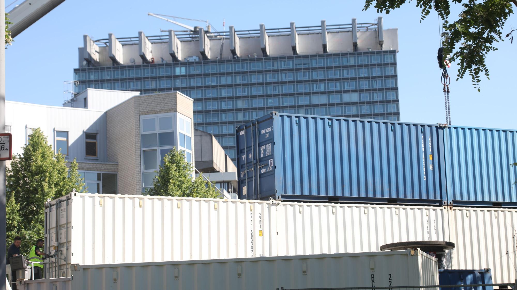 13.05.2025, Köln: Auf dem Leiblplatz in Lindenthal werden Container aufgestellt. Am Freitag finden hier Sondierungsarbeiten statt, es könnte eine Weltkriegsbombe im Boden liegen. Das hätte umfangreiche Evakuierungsmaßnahmen zur Folge. Foto: Arton Krasniqi