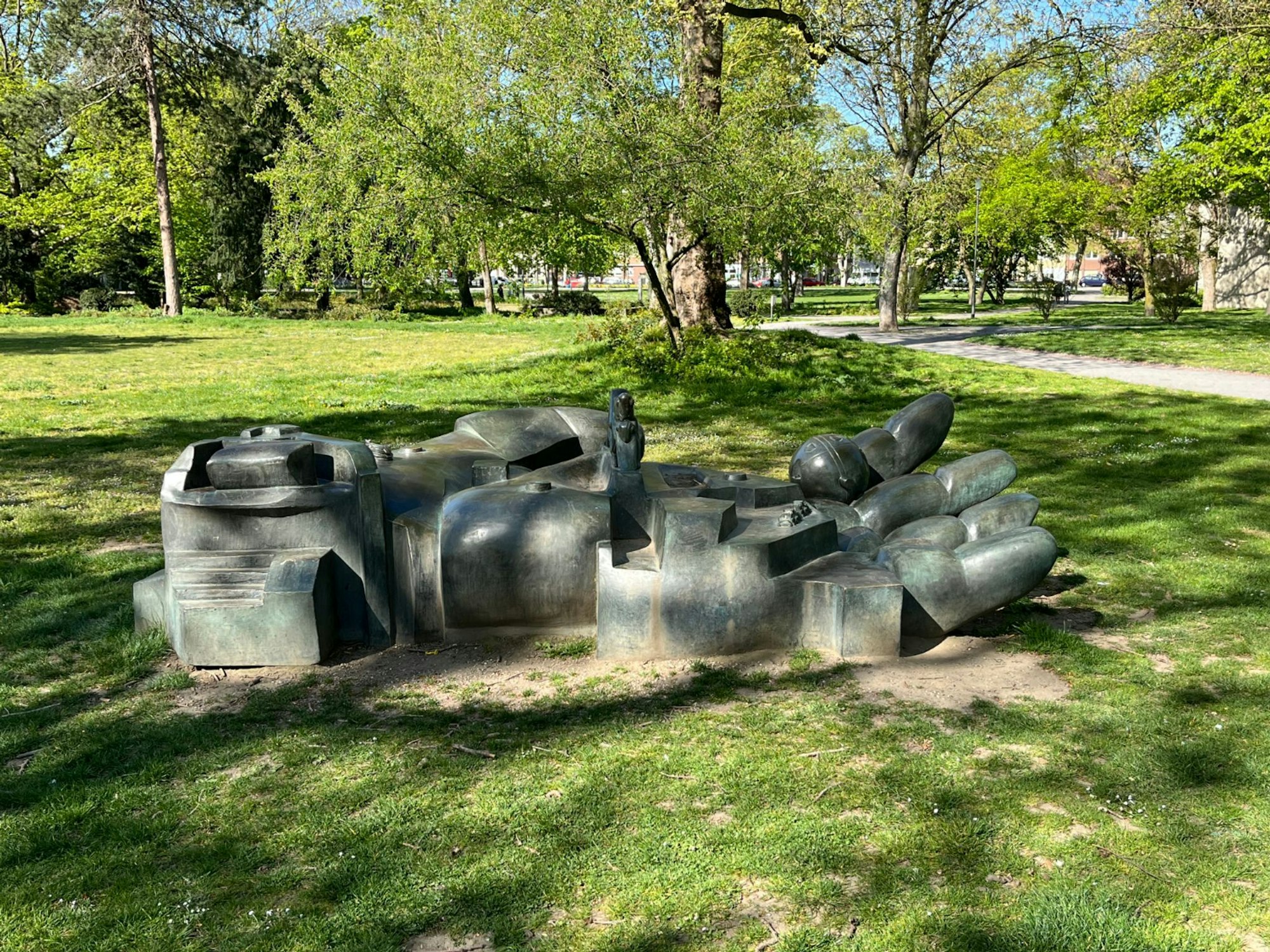 Mehr als 100.000 Euro ist die Skulptur «Ägypten» wert - Diebe haben sie aus dem Park am Lehmbruck-Museum gestohlen.