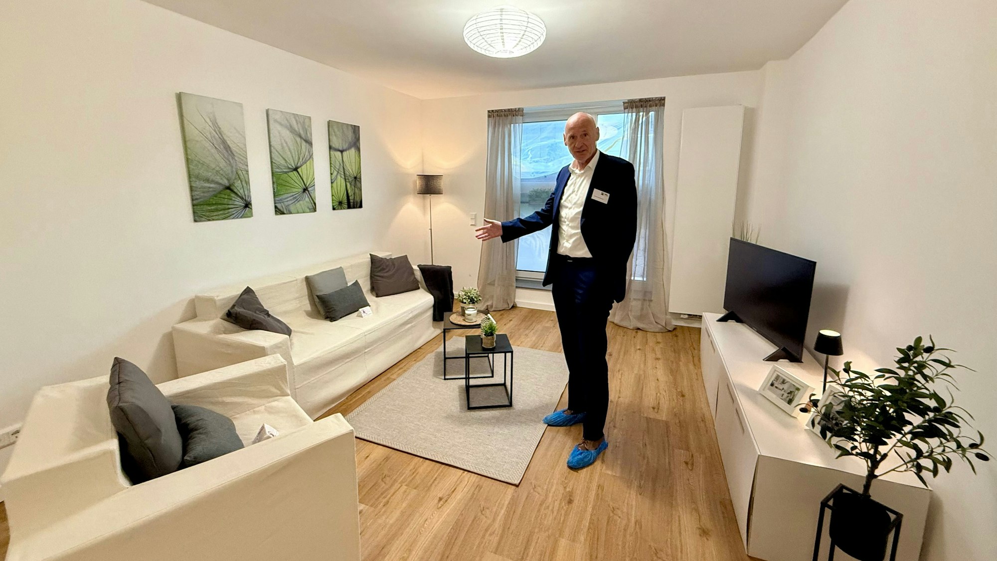 WGL-Chef Gerald Hochkamer in der Musterwohnung